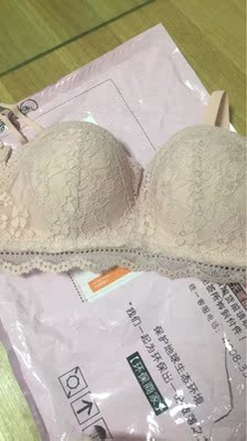 挺舒服的！内衣很漂亮，穿在身上很舒服，聚拢效果很不错，下水洗了也不会变形不会掉色，满意