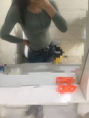 之前买过一件粉色同款，别家的，55一件，比较一下：无论是手感、做工，还是布料，都是粉色那件好。绿色这件唯一的好处就是，因为布料不够好，弹性很大，正好能包下我，而粉色那件稍显紧绷。当然了，抛开价钱谈质量，无异耍流氓。本身就有价格差距在，所以衣服不一样，也能接受的。就是以后买东西千万不能抱着低价货好的想法了，一分钱一分货，只有错买，没有错卖。