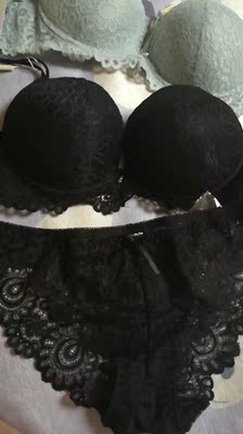 文胸上身效果特别棒 聚拢 好看 全蕾丝的很性感 黑色灰色都很喜欢 罩杯大小刚刚合适！满意！质量做工都很好！以后常来！