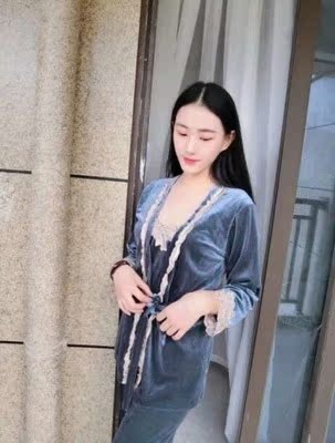 睡衣面料摸上去柔软亲肤，穿着很合身，舒服，透气性也好，洗过了也不褪色，这个价格买到三件套真的很实惠哦！