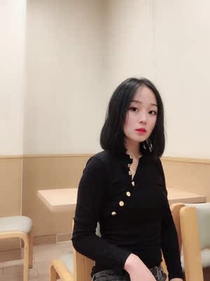 衣服质量好，穿上很舒服，面料，做工都很不错，卖家发货也挺快的，重要的是和图片没有区别，可以穿出去美美的了。