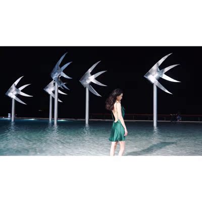 非常好看，面料很厚实，相比于其他的布料反而不太容易皱。墨绿色很显肤色，适合旅游的时候穿