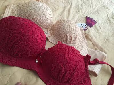 红色先穿了，非常适合胸小的人，穿衣服也很好看，聚拢，没让我失望。大小合适，厚薄合适，试穿了一会儿肩带也不会掉，穿起来也不空杯，真的不错！绝对是物超所值。面料也很好，很好看的款式，满意、