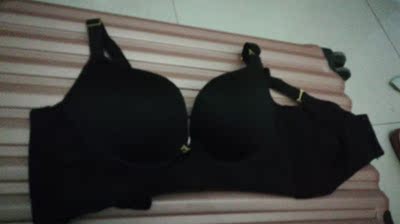 第一次买黑色的内衣，但摸着布料没有我想象的好啊。做工也很粗糙。