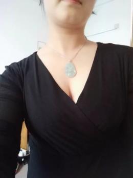 出门不用担心露肩露背，很适合搭配抹胸裙一字肩的衣服，很漂亮。我穿戴不用肩带也没有出现掉的情况的，哈哈。对了，我买的内衣清洗没褪色，这一点差点忘记了~~罩杯尺码合身，大小合适。很舒服。超级划算的，宝贝很好看，摸起来非常的舒服贴身穿着很放心，透气性很好。