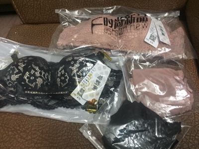 颜色很粉嫩好看...送的内裤很性感...