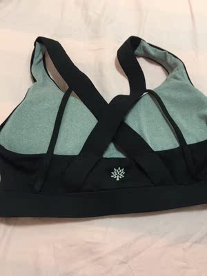 硅胶的胸垫比海绵的要重，很柔软，健身瑜伽穿运动文胸，一天都要洗一次，买个硅胶的试试，不用怕洗坏，不担心洗发霉，不用买新文胸了，放里面试了还不错，发货很快，5分。