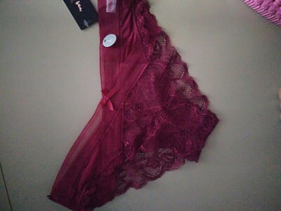 还没有试穿，不知道合不合适看着很漂亮，摸起来很柔软，洗了没有掉色，实际颜色比拍出来的要深