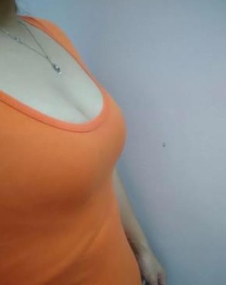 我自从生了宝宝以后，胸部变得很松软，没有弹性，就从网上买了这款丰胸霜，到货以后一直坚持用使用，到现在已经恢复坚挺紧致了，还大了一些，产品很温和，没有刺激感，很有效果