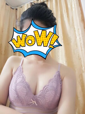 穿上很舒服 不会感觉勒 特别是聚拢效果很不错 质量也是良心 买了一粉色一黑色 颜色跟图片一样 为良心商家点赞👍🏻