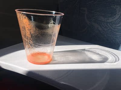 穿是挺好穿，就是有时候上面的蕾丝会露出来。。