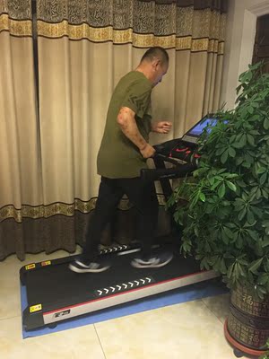 说说图文对比启迈斯R8和Q7L跑步机哪个好，分析优缺点细节