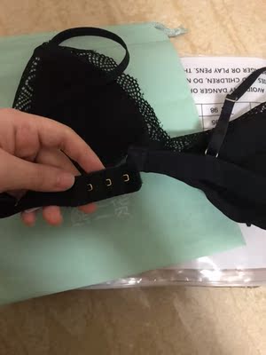 蛮好看的法式内衣。薄，无钢圈，没有束缚感。穿吊带裙就算露出肩带也不会尴尬。绝对不会凸点。小胸内衣穿友好。送的收纳袋也很好看，满意呦