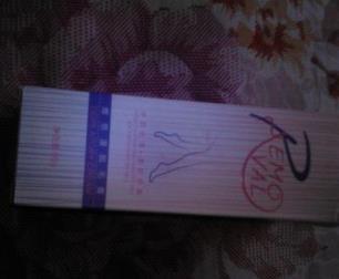 童鞋们！！半，价买滴哟！公 总，号搜：[很合适]再去买，超级好！！！！排在最上面的那个才是哦！！脱毛效果不错，没什么味道，脱毛很干净，不错，毛脱的又快又干净，对皮肤一点刺激也没有，物流信息快，服务态度很好，在胳膊上抹上去没有刺激皮肤，然后汗毛去的很干净。我涂在小腿上没有什么刺激作用，果断好评，味道很好看，一点刺激也没有，看看有淡淡的香气，脱的很干净，昨天耳后用了一点没有过敏现象，今天早晨就用了胳膊，没有过敏现象，温和不刺激，是正品，物流很快，是正品，挺好用，