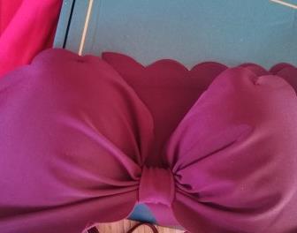 内衣收到了，卖家发货非常及时，包装完整完好，和卖家描述一致，洗过了不掉色，尺码也合适，很聚拢胸型，性价比很高，值得购买！颜色很喜欢，面料特别柔软，透气性也非常好，洗了不掉色没有异味。款式挺好看的，有点小性感，超聚拢。配低胸的衣服再好不过了。质量很好，做工精致，聚拢效果很棒，不勒，穿上很舒服，颜色也很漂亮，很满意