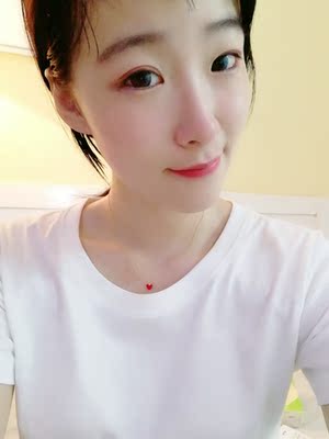 炒鸡喜欢的小心心~很精致，小小的很耐看，红色也比较百搭色~很出彩，满意极了~也不挑衣服，做工不错