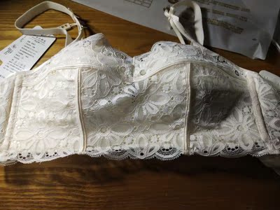 一回到学校就迫不及待得打开来看，果然没让我失望，内衣款式时尚，穿起来很舒服，很喜欢，以后有需要我还会回顾的。