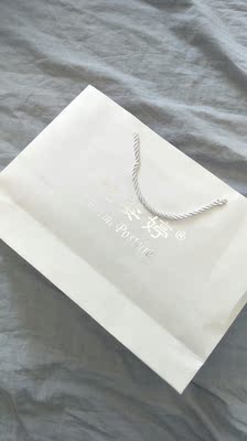 宝贝很薄，穿起来很舒服，快递也很快，两天多就到了，价格也好实惠啊，感觉应该挺透气的，就是我左边感觉有点刮，可能是我个人的原因哈哈哈，穿了之后穿上衣服感觉很自然，没有那种显胖的感觉。码数可能偏大一些？？还是我太瘦了，后面的扣子要扣到最里面😂，要是穿久了松了我就真不知道咋办了，但是前面是蛮合适的。没有钢圈海绵真的好舒服！穿衣服也好看多了，打算先穿一段时间，有什么问题再追评好了！