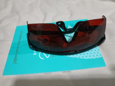 发货速度很快，小小的像个鼠标一样，用的时候会有一点发烫，需要一直坚持，就目前来看，确实比之前要长的慢了很多，送的眼镜和芦荟胶都很好用~