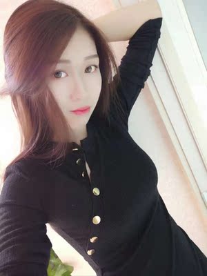 宝贝不错，价格便宜主要是，款式新颖，黑色百搭到了两天了拍了几张照片发出来看看，小扣子绝对时尚。感觉自己真是有眼光。