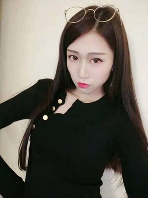 宝贝不错，价格便宜主要是，款式新颖，黑色百搭到了两天了拍了几张照片发出来看看，小扣子绝对时尚。感觉自己真是有眼光。