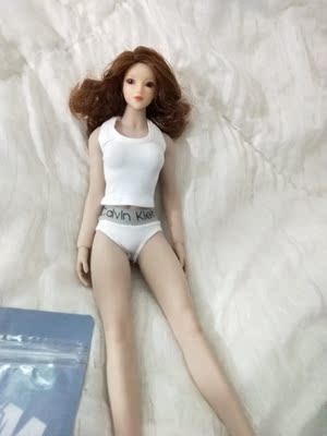 还好之前在这里买了一个头雕还有服饰那些，俩个有伴了。