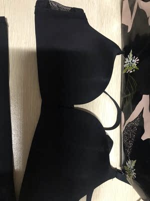 真的很棒！摸着很舒服 穿上触感也不错 包装店家走心了～ 好看！！！