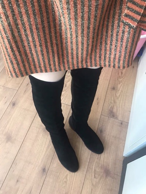 值得等待这么长的一双靴子！已经安利给小伙伴了！包裹性很好，超级显瘦！鞋面鞋底各方面质量都很好，还有就是脚感超级舒服，关键特别好穿好脱！是我理想中的一双靴子！带娃，逛街真的毫无负担，走出去回头率超级高，小激动呢，嘻嘻