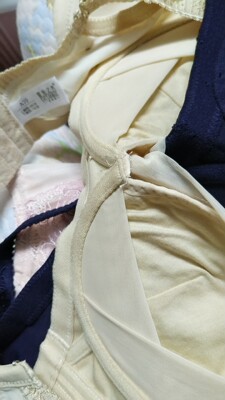 看了好多评价买的货，买来算满意的，聚拢效果很不错，虽然比较厚穿着也不闷，虽然拿着重，但是穿着却没多大重感，值得购买