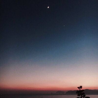 老一辈的人都说，这夫妻拜堂叩首才算牵了红线，就算以后一个先死下了黄泉，也有红线牵着，到了奈何桥就再走不远了，另一个还能寻到他，来生还做夫妻。 傻蛮子，到了奈何桥边，千万把红线拽住，别让我走丢了&hellip;&hellip; 他一生做过三次新郎。第一次，他是大王，把地主的儿子当女儿抢了，索性压着少爷做了压寨夫人；第二次，他投了革命，拉着少爷去首长那领本本，不给，干脆自己画了一个；第三次,他们被揪斗，并排跪着，造反派要他们磕头，他不干，少爷笑着唱&ldquo;一拜天地&rdquo;&mdash;&mdash;两个头磕下去，再没抬起，终做了一世夫妻。cr.