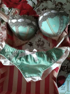 试穿了一下，聚拢效果很好，亲肤柔软，显甜美，胸垫厚，穿衣效果好，非常喜欢。以后还会光顾此店。