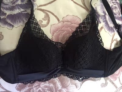 宝贝收到了，物流超级给力哦，穿起来很舒服，黑色的蕾丝面料，款式很好看，面料很软非常亲肤，而且是无钢圈，不会跑胸，，收副乳效果也棒棒哒，