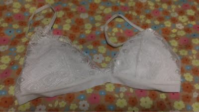 质量不错，蕾丝很柔软，穿着很舒服，一直喜欢薄的三角杯，款式正是我喜欢的，很满意这次的购物！