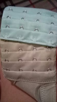 质量挺好，也挺好看，就是买小了，我胖了不能穿，坐等瘦了穿！再就是送的这个扣就没有一个色的吗？