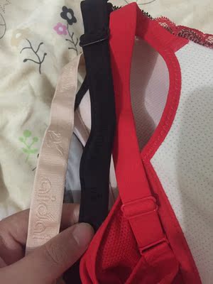 今天才发现这件内衣没有爱戴的标签，肩带也没印花，虽然说过有两种肩带，但是不至于标识都没有吧，连什么牌子都不知道，以前买的都有标识，同款我还买了三件，肯定是真假混着卖，差评差评差评