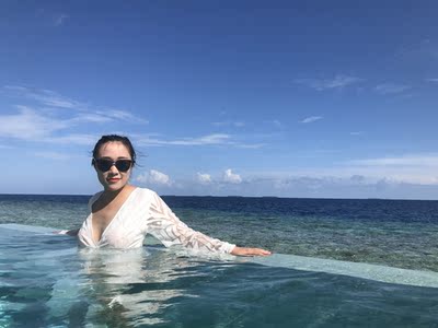 超美的，发完朋友圈集体要链接。穿了几小时，有穿内裤，最后刮到了水屋地板，裙摆处有个小洞，但不影响使用和拍照，L，150低价转邮费自理。咸鱼：高高的圆木