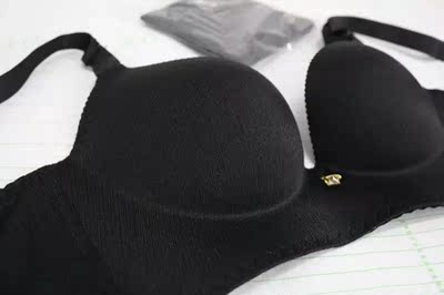 文胸收到很不错,摸上去很柔软 ,穿上不扎,而且做工也非常好,摸着很柔软,客服推荐的码很合适,价格便宜,有型无束缚,感觉自己没有穿内衣一样,一点束缚感都没有,洗时没有掉色,穿着透气特别舒服 穿身上非常贴身也不嘞。 文胸收到很不错,摸上去很柔软 ,穿上不扎,而且做工也非常好,摸着很柔软,客服推荐的码很合适,价格便宜,有型无束缚,感觉自己没有穿内衣一样,一点束缚感都没有,洗时没有掉色,穿着透气特别舒服 穿身上非常贴身也不嘞。