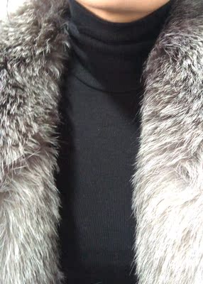 这个必须好评！哈哈哈 就是有点味道！我洗了一下就好了！领子位置高度也很好！