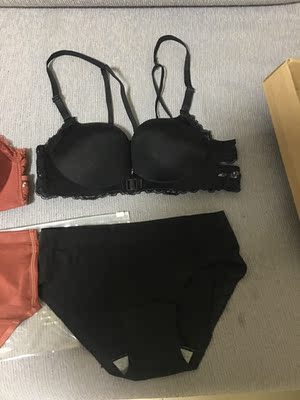 衣服超出了我的预期，手感非常好，很喜欢！我这身材估计穿着胸围小点，为了这两套内衣，我要减肥！！真的不错！下手买吧！