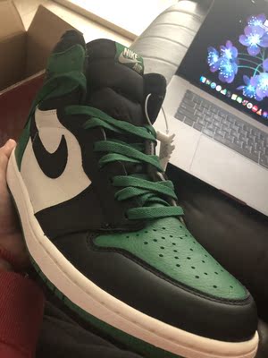 发货一如既往的快，鞋子很骚气，喜欢