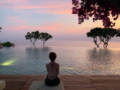 超美！出去度假，每一件衣服都被人追着问哪儿买的！但是最爱最爱最爱这条裙子！穿上超美！！好评不断！穿这个一定要找好窍门、辅助工具！才不会走光！美！哈哈哈哈哈哈哈。这个面料比其他的所谓的缎面好太多了！高级感！！！容易皱，但是一熨就平！