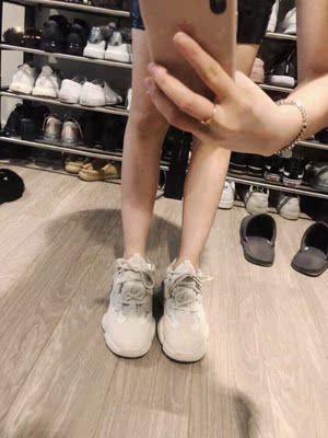 鞋子非常漂亮,穿上很时尚,也很舒服,非常满意,鞋号标准是正版,价格合适,透气性非常好,挺满意。 鞋子非常漂亮,穿上很时尚,也很舒服,非常满意,鞋号标准是正版,价格合适,透气性非常好,挺满意。