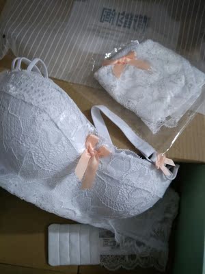 内衣很好看，蕾丝很性感，小裤裤非常性感，内衣穿的不会勒，舒服，很满意