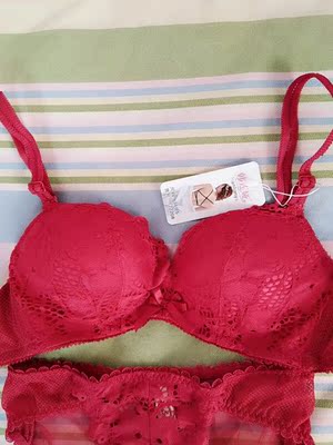 内衣是蕾丝的很精致，颜色也是我喜欢的，无色差，聚拢效果很好，穿上舒服，很少女。总体很满意，价格也不贵，内裤很性感，哈哈