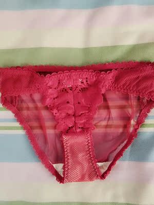 内衣是蕾丝的很精致，颜色也是我喜欢的，无色差，聚拢效果很好，穿上舒服，很少女。总体很满意，价格也不贵，内裤很性感，哈哈