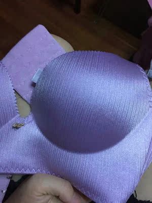 内衣收到了 ,摸起来很柔软,质量很好,没有色差,罩杯不是特别加厚的那种。对于小胸也特别聚拢。主要是穿起来特别舒服。挺好的。价格也实惠,挺满意的,不错。 内衣收到了 ,摸起来很柔软,质量很好,没有色差,罩杯不是特别加厚的那种。对于小胸也特别聚拢。主要是穿起来特别舒服。挺好的。价格也实惠,挺满意的,不错。