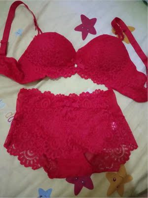 这是第二次购买了，上次买两件胸罩，穿着舒服，手感柔软舒服，大小合适，聚拢效果特别好，小波波穿着也显胸，聚拢不勒不外跑，这次又下单两套。