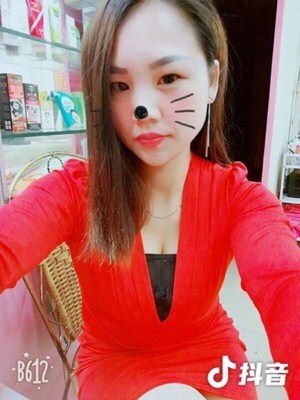 还会再来买这是我第二次买了，一连买两个，我胸还蛮大的，穿着也不会滑落，非常好，穿露肩衣服很好看，大爱，会继续关注你家的。材质细腻柔软，样式唯美诱人，穿着舒适轻柔，感觉自己没有穿内衣一样，存在感很低，真的很舒服，毫无累赘之感，质感亲肤，凉凉的 没有那种很勒的束缚感.