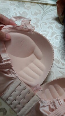 第二次在淘宝買了，還有兩次是在實体店買的，不是托兒，肉色的款真心很好穿，非常值得回購，這個款我都買第四次了，這個款的墊不厚很好穿，穿上薄衣服也不露胸圍的形，超推！藍色款的今次是第一次買的，不太合我的口味，墊子太厚了，把胸部都推到上上的了，不太舒服，估計不會再買這個款，但布料是挺滑的摸上去很舒服。