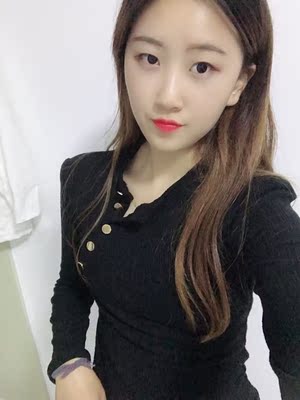 衣服穿起来很合身哦 水洗过也没有发现褪色 单穿或者打底都可以的 满意～